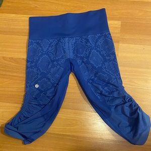 Lululemon snake skin blue sz 4